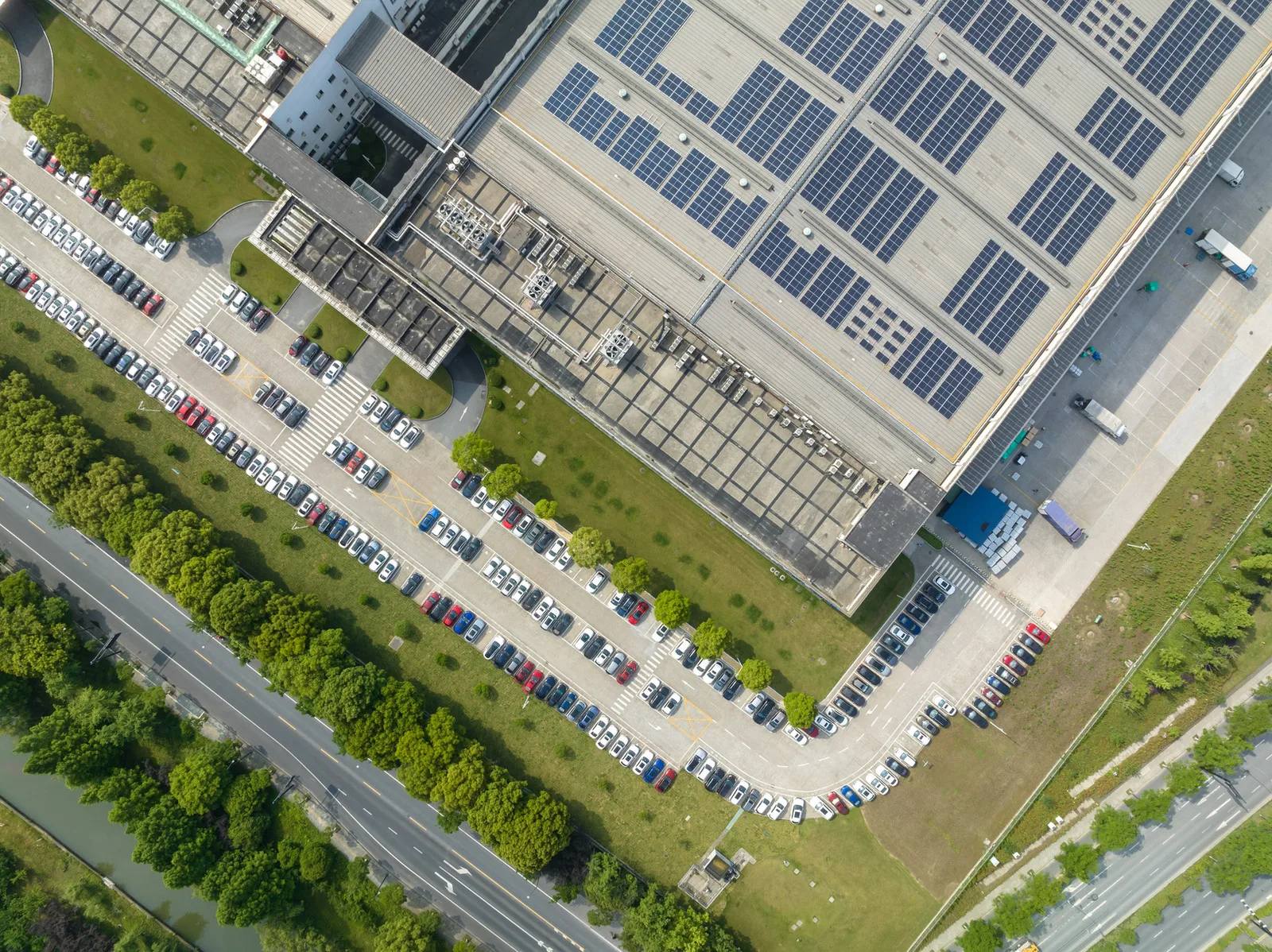 Paneles solares en el edificio de la fábrica