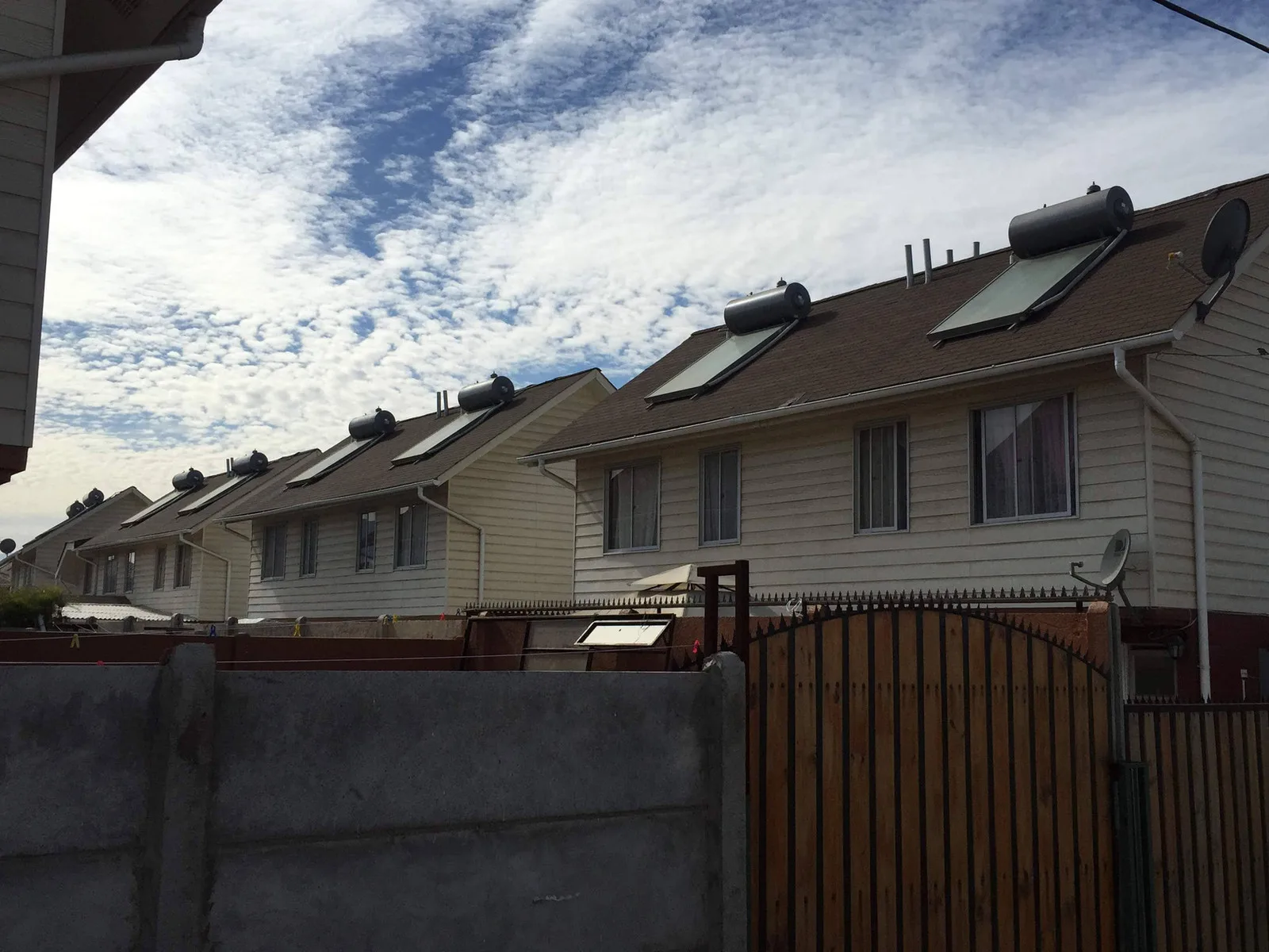 Vista aérea de un estanque solar instalado en un terreno abierto